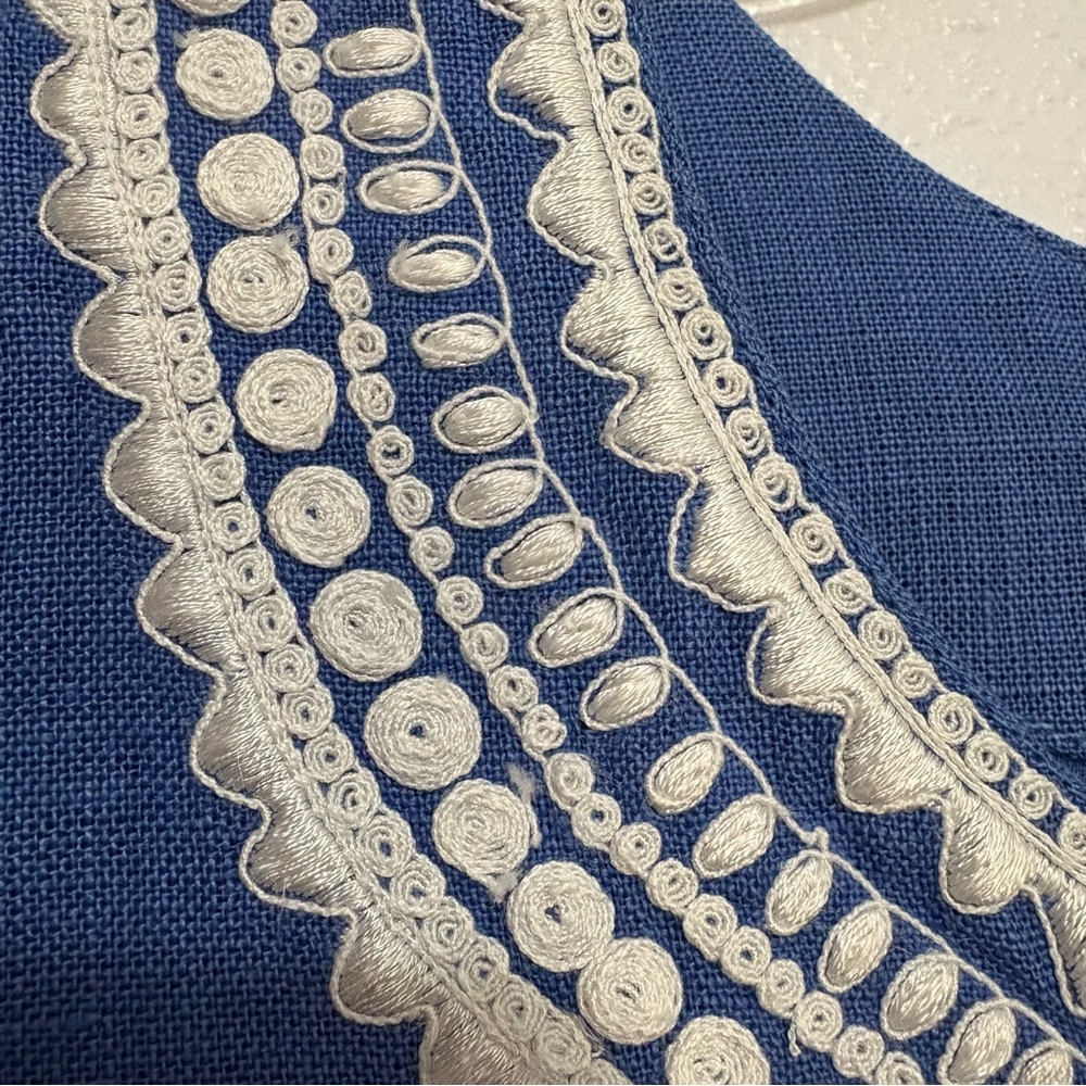 Bella Tu Sleeveless Shift Dress With White Embroidery - 100% linen. - Picture 5 of 10